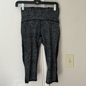 Lululemon women’s capri leggings. Black and white. Size 6. Great condition.